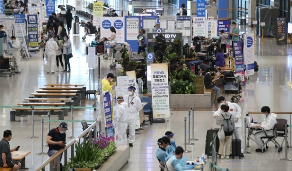 인천국제공항에서 해외입국자들이 입국장 앞 전용 통로에서 검역 서류 등을 제출하고 있다.