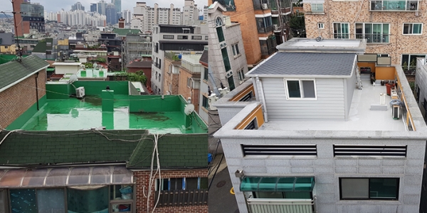 서울 동작구의 공동주택 옥상 색 비교, 구옥은 녹색(왼쪽), 신축은 회색 ⓒ포인트경제