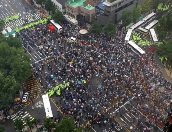 보수단체들이 15일 서울 종로구 광화문 광장 열린 8·15 대규모 집회에 참가한 가운데 집회를 마친후 경찰 저지선을 뚫고 사직로에서 청와대로 가는길로 몰려와 경찰들과 대치하고 있다.