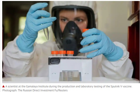가말 레야 연구소의 과학자가 스푸트니크 V 백신의 생산 및 실험실 테스트 중이다. /러시아 직접투자펀드, 로이터,가디언지 캡쳐<br>