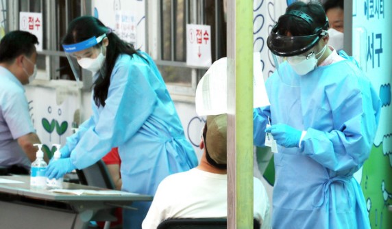 인천지역에 신종 코로나바이러스 감염증(코로나19) 확진자가 속출한 26일 오후 인천시 서구 서구보건소 선별진료소에서 시민이 검체 검사를 받고 있다.