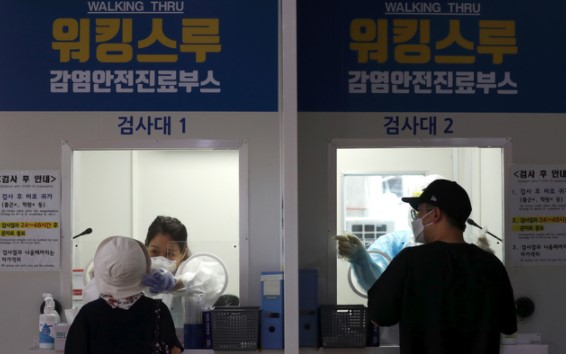 23일 서울 성북구 보건소에 마련된 워킹스루 감염안전진료부스에서 시민들이 신종 코로나바이러스 감염증(코로나19) 검사를 받고 있다.