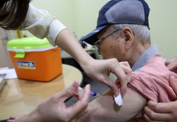 서울 성동구보건소에서 어르신들이 독감 예방접종 주사를 맞고 있다. /사진=뉴시스
