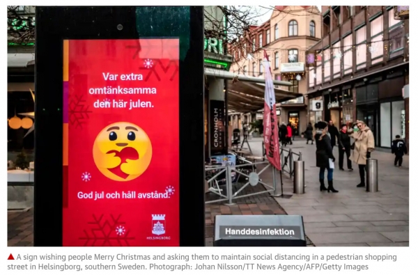 스웨덴 남부 헬싱보그의 한 보행자 전용 쇼핑거리에서 사람들에게 메리 크리스마스를 기원하고 사회적 거리를 유지할 것을 요청하는 표지판 /가디언지 갈무리