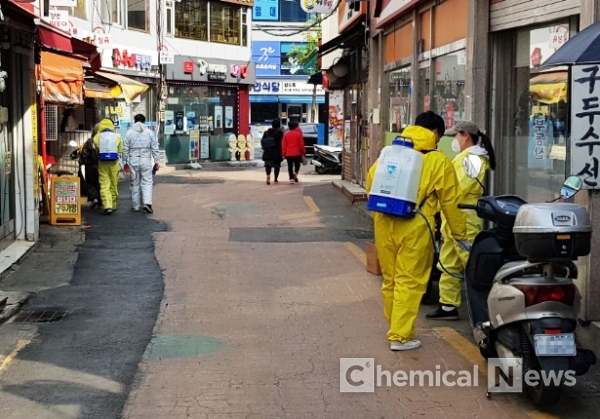 지난달 24일 오전 9시께 서울 동작구의 한 시장에서 코로나19 방역을 위한 정기적인 소독을 하고 있다. ⓒ포인트경제