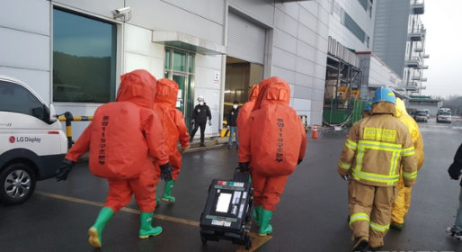 13일 오후 수산화테트라메틸암모늄(TMAH) 누출 사고가 발생한 LG디스플레이 파주공장에 중앙119구조본부 대원들이 진입하고 있다. /사진=파주소방서&nbsp;