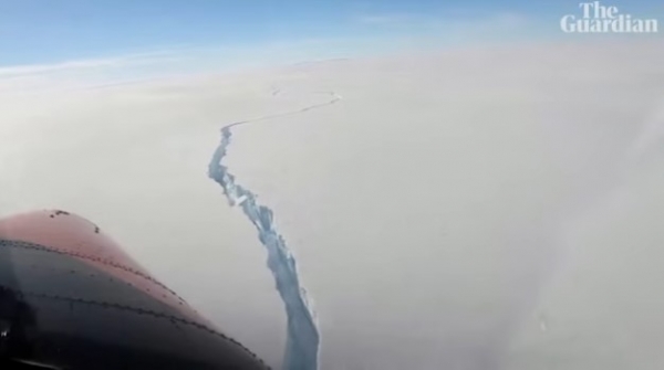 지난 2월 공개된 이 항공 영상은 과학자들이 처음 균열을 발견한 지 거의 10년 후인 남극 대륙의 브런트 빙붕에서 거대한 빙산이 분리되었음을 보여준다. /가디언지 갈무리