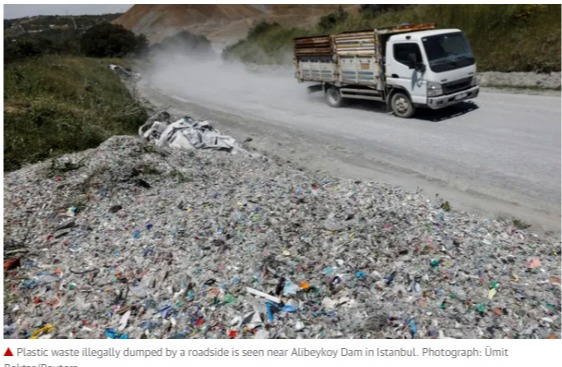 길가에 불법적으로 버려진 이스탄불의 알리베이코이 댐 근처 플라스틱 쓰레기 /영국 가디언지 갈무리