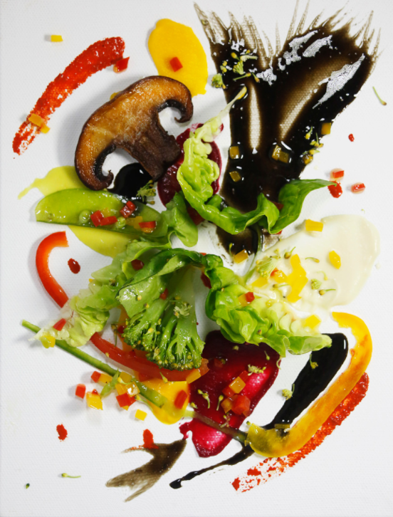 칸딘스키의 맛이 나는 샐러드. Kandinsky의 그림 중 하나로 배열된 실험적인 접시