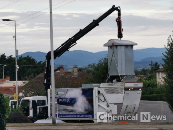 프랑스 아노네의 쓰레기 분리수거 트럭. 쓰레기통을 들어올려 수거하는 방식 ⓒ포인트경제 아노네통신원