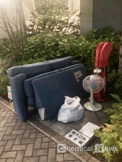 도쿄도 기타구의 한 맨션 단지, 문 앞에 쓰레기를 배출한 모습 ⓒ포인트경제 도쿄통신원