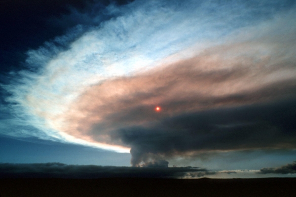 1984년 하와이 마우나 로아 화산 폭발 중 가스 기둥이 태양을 가리고 있