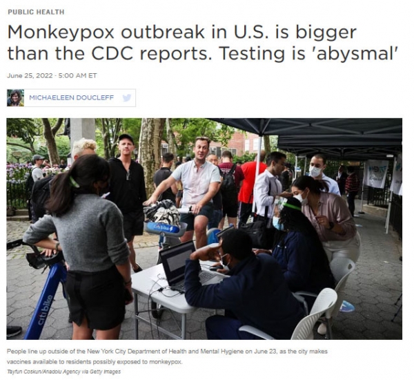 6월 23일 뉴욕시에서 원숭이두에 노출되었을 가능성이 있는 주민들에게 백신을 제공함에 따라 사람들이 뉴욕시 보건정신위생국 밖에 줄을 서고 있