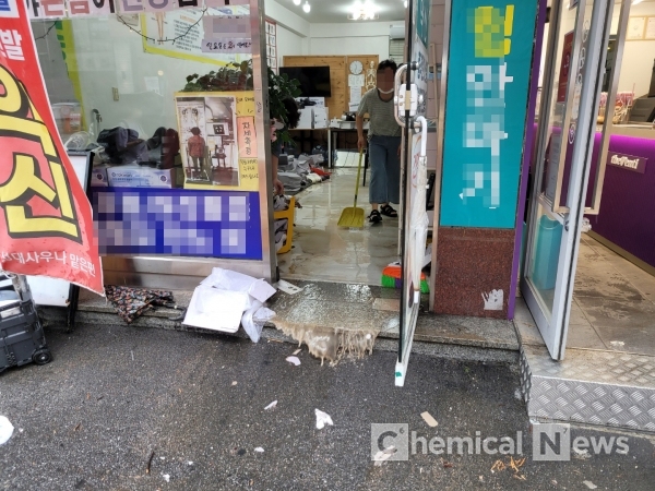 9일 오전 11시께 서울 동작구 성대전통시장 골목의 한 가게에서 밤사이 들어온 흙탕물을 빼내고 있다. /사진=김지연 기자 ⓒ포인트경제