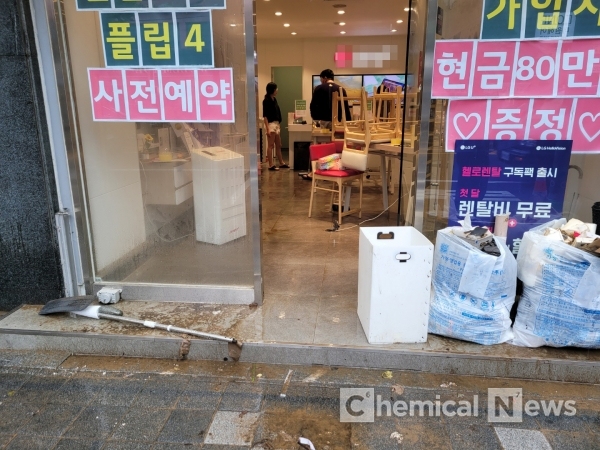 9일 오전 11시께 서울 동작구 성대전통시장 주변 대로변 가게 안을 청소하고 있는 사람들 /사진=김지연 기자 ⓒ포인트경제