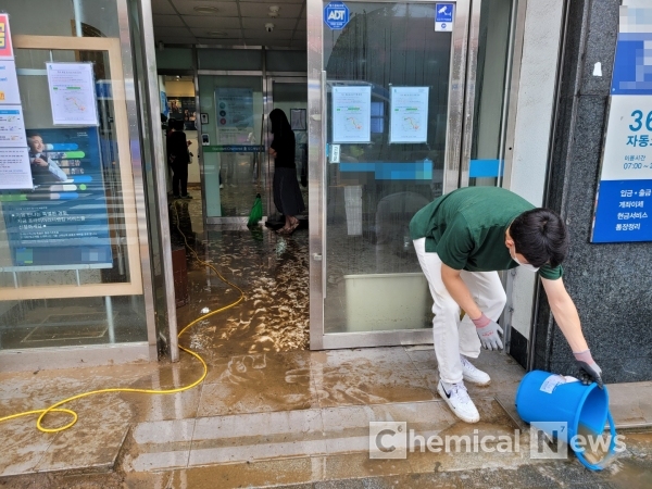 9일 오전 11시께 서울 동작구 성대 전통시장 주변 대로변에 위치한 외환은행에서 직원들이 흙탕물을 빼내고 있다. /사진=김지연 기자 ⓒ포인트경제