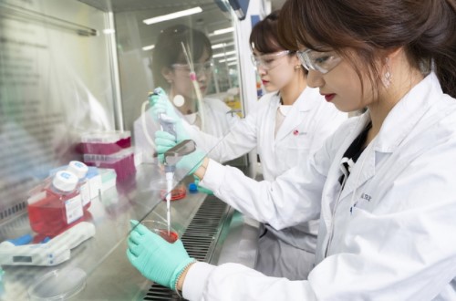 LG화학 생명과학사업본부 직원들이 신약 연구를 진행하고 있다. ⓒLG화학&nbsp;