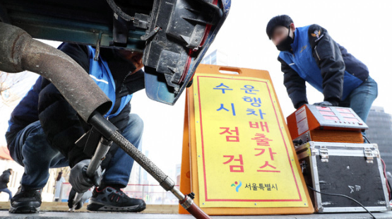 서울 중구 서울광장 인근에서 서울시 미세먼지특별단속반 관계자들이 자동차 배출가스 단속을 하고 있다.