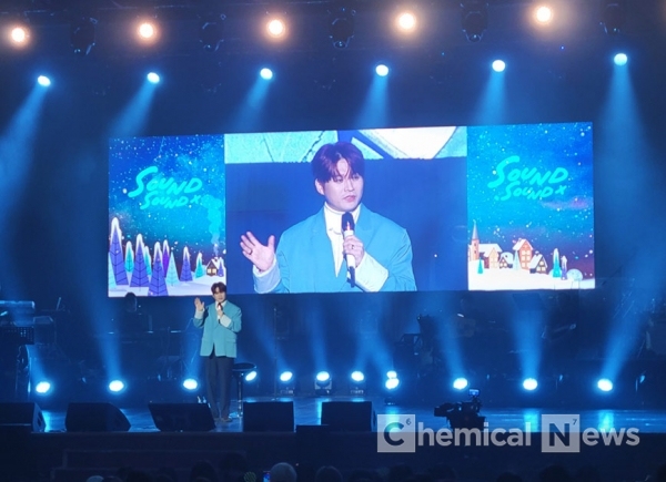 가수 김소연과 함께 세종대학교 대양홀에서 열었던 'Sound x Sound' 콘서트에서 가수 김기태가 무대 위에서 이야기 하고 있다.