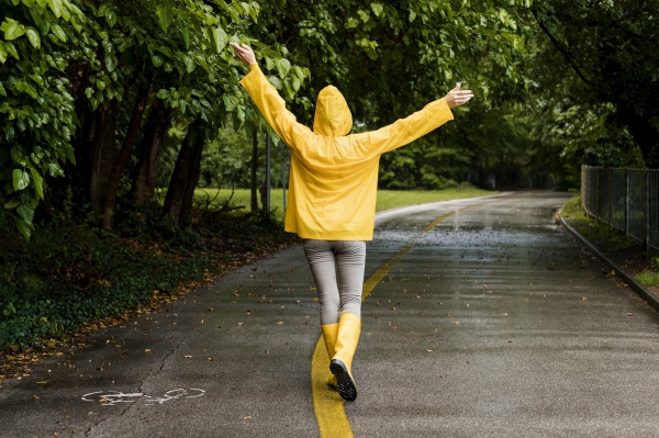 비를 즐기는 사람 / 사진 출처 - 프리픽