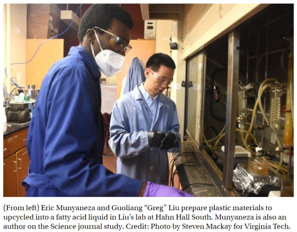 (왼쪽부터) 에릭 무냐네자(Eric Munyaneza)와 구오량 "그렉" 리우(Guoliang “Greg” Liu)가 한 홀 사우스에 있는 리우의 연구실에서 지방산 액체로 업사이클링 할 플라스틱 재료를 준비하고 있다. 무냐네자는 Science 저널 연구의 저자이기도 하다. / 사진 출처 - phys.org, 버지니아 공대. 스티븐 맥케이