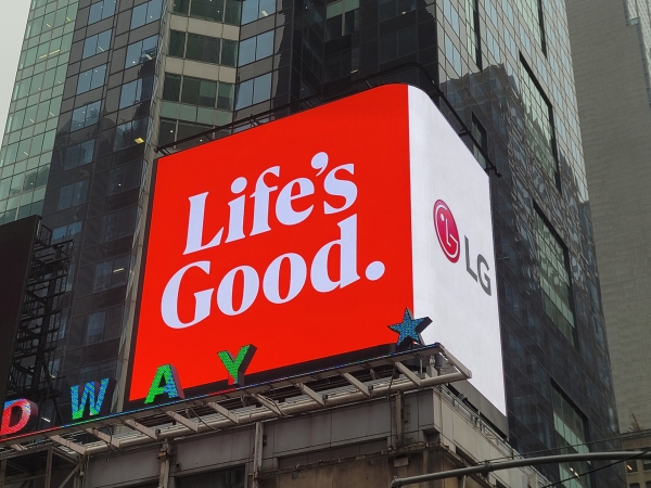 새롭게 단장한 LG전자 브랜드 슬로건 영상이&nbsp;미국 뉴욕 타임스스퀘어 전광판에서&nbsp;상영되고 있다. /사진=LG전자 제공