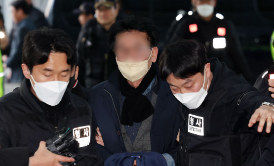 이재명 더불어민주당 대표에게 흉기를 휘두른 혐의로 체포된 60대 남성 A씨가 부산경찰청에 마련된 수사본부로 압송되고 있다