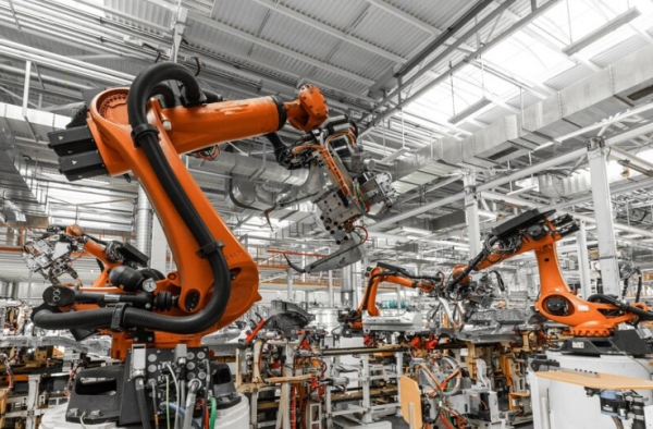 생산 라인의 산업 로봇 / 출처 - 프리픽