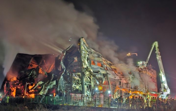 경북 문경시 한 육가공업체에서 31일 오후 화재가 발생해 4층 건물 전체가 불타고 있다 / 사진 - 뉴시스