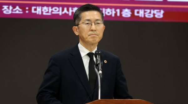 이필수 대한의사협회 회장이 2025학년도 의과대학 정원 증원 정부 발표가 예정된 6일 서울 용산구 대한의사협회에서 긴급 기자회견을 하고 있다. / 출처 - 뉴시스