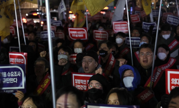 지난 15일 오후 서울 용산구 대통령실 앞에서 의대정원증원 필수의료패키지 저지를 위한 궐기대회를 하고 있는 모습