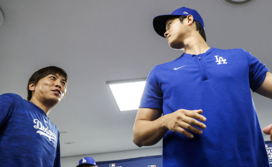  (좌측부터) 해고된 통역 미즈하라 잇페이와 오타니 쇼헤이 (포인트경제)