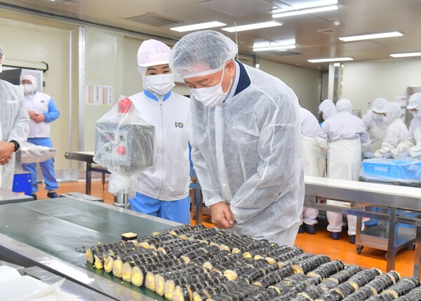 19일 제조시설을 방문한 김한종 군수(가운데)가 냉동김밥을 살펴보고 있다. ⓒ장성군(포인트경제)