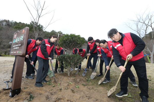 LG생활건강은 지난 26일 울산 양정동 오치골공원에서 울산 지역사회 관계자들이 참석한 가운데 나무 1400그루를 심는 식재 행사를 열었다. (포인트경제)