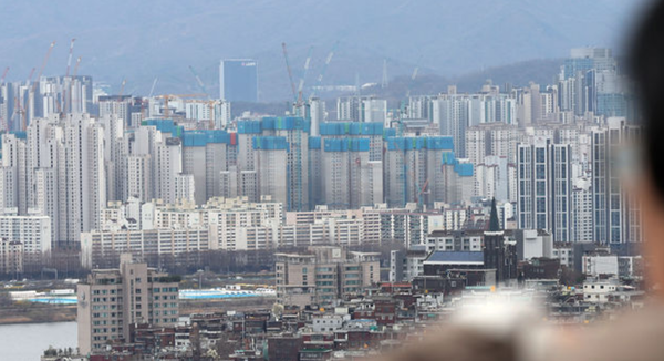 지난 25일 서울 중구 남산에서 바라본 도심 아파트 모습. /사진=뉴시스 (포인트경제)