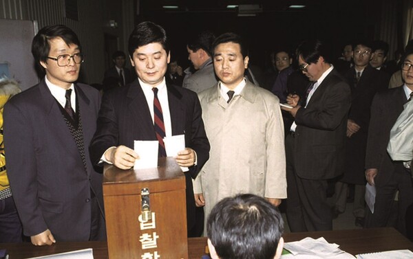 1994년 공개입찰을 통해 한국이동통신 인수에 참여하는 모습 ⓒSKT (포인트경제)
