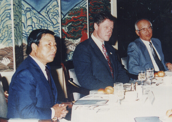 1988년 8월 클린턴 대통령과 경협논의를 하고 있는 조석래 명예회장 ⓒ효성그룹 (포인트경제)