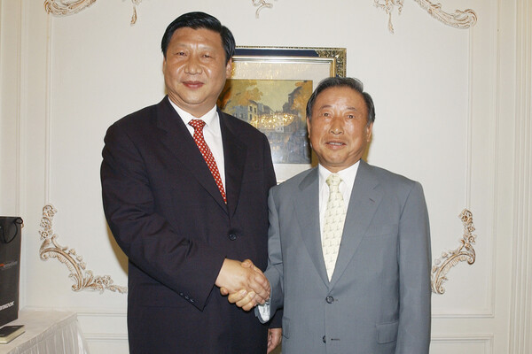2005년 7월 조석래 명예회장이 시진핑 주석과 만찬회에서 악수를 하고 있다 ⓒ효성그룹 (포인트경제)