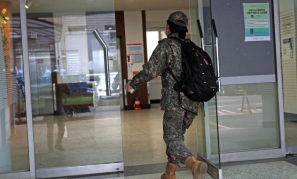 서울시내 한 병원에서 한 군의관이 파견근무에 나서고 있다 / 출처 - 뉴시스 (포인트경제)
