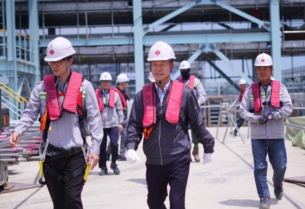 이훈기 대표이사(사진 왼쪽)가 직원들과 함께 LINE(LOTTE Indonesia New Ethylene) 프로젝트 건설현장을 둘러보고 있다.