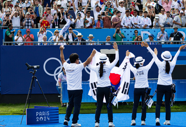 금메달을 획득한 한국 여자양궁 대표팀이 태극기를 들고 관객들에게 손을 흔드는 모습 /X(World Archery) 갈무리