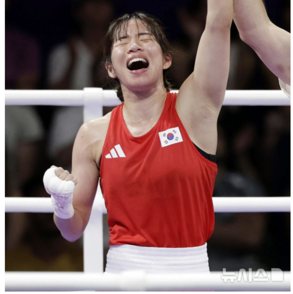 임애지가 1일(현지시각) 프랑스 노스 파리 아레나에서 열린 2024 파리 올림픽 복싱 여자 54kg급 8강전 콜롬비아 예니 마르셀라 아리아스 카스타네다와의 경기에서 승리하며 준결승 진출을 확정한 뒤 기뻐하고 있다. /사진=뉴시스 갈무리