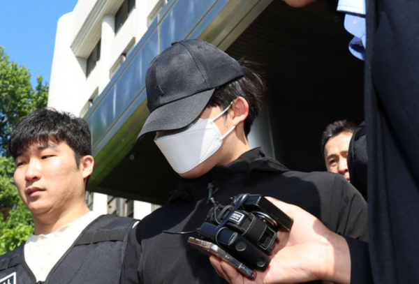 강남역 인근에서 여자친구를 흉기로 살해한 의대생 최모씨가 지난 5월 서울 서초구 서초경찰서에서 서울중앙지검으로 송치되고 있다. /사진=뉴시스