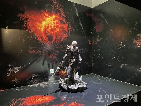  ‘로스트아크’ 단독 미디어아트 전시 ‘빛의 여정’. 게임 피슈어 전시 ⓒ포인트경제