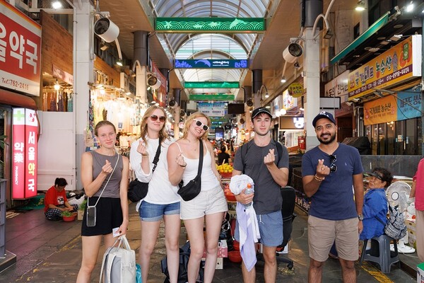 서귀포 올래 시장을 찾은 APEC 참가자 ⓒ제주도 (포인트경제)