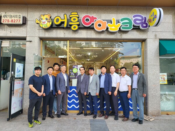 법무부 포항보호관찰소협의회가 16일 포항시 관내 무인점포에 방범시설물을 설치하고 기념사진을 찍고 있다. 사진=포항보호관찰소협의회(포인트경제)