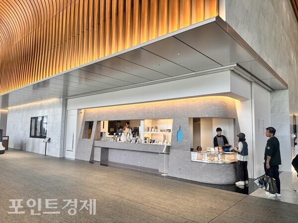 커피 매장 전경, 깔끔한 디자인이 눈길을 끈다ⓒ포인트경제 박진우