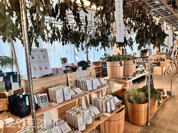 녹차와 생활용품을 선보이는 일본 전통 스타일 매장ⓒ포인트경제 박진우