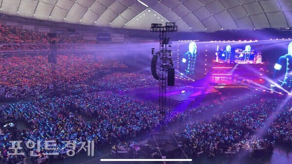 도쿄돔(東京ドーム)을 수놓은 팬들의 응원봉 물결ⓒ포인트경제 박진우