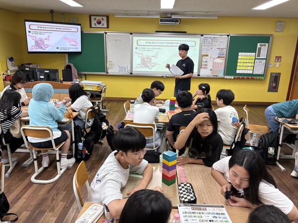 LG화학이 예천초에서 초등학생을 대상으로 생물다양성 교육을 진행하고 있다.